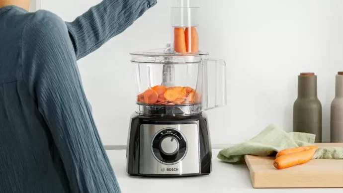 ⁦ROBOT BOSCH MULTI FONCTION AVEC BLENDER 2,3LT 800W INOX/NOIR – MCM3501M⁩ - الصورة ⁦3⁩