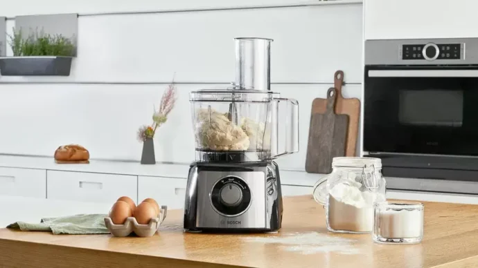 ⁦ROBOT BOSCH MULTI FONCTION AVEC BLENDER 2,3LT 800W INOX/NOIR – MCM3501M⁩ - الصورة ⁦4⁩